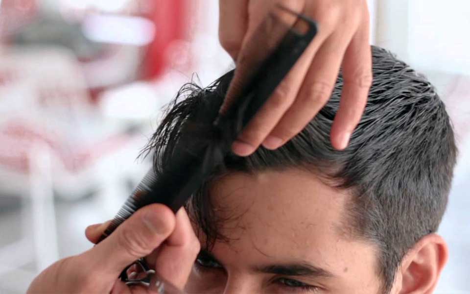 Férfi hajvágás a XIX.kerületben, egy trendi rövid férfifrizura készül